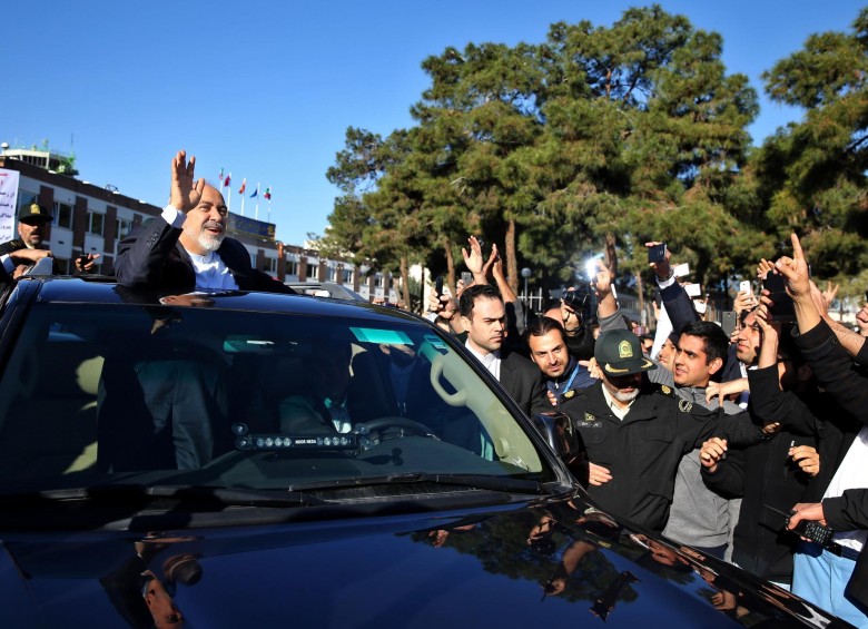 El ministro de Exteriores iraní, Mohamed Yavad Zarif, fue recibido en la tarde de ayer como un héroe nacional al llegar a Teherán desde Lausana, Suiza. FOTO ap