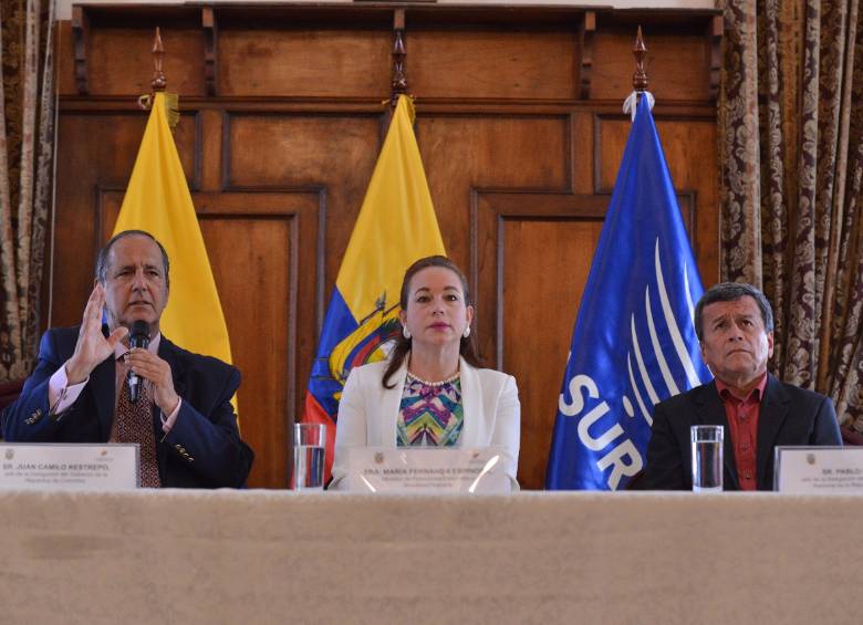 Juan Camilo Restrepo, jefe negociador del Gobierno; Pablo Beltrán, jefe negociador del ELN, Canciller de Ecuador María Fernanda Espinosa, durante la firma del cese el fuego en Quinto, en septiembre pasado. FOTO COLPRENSA