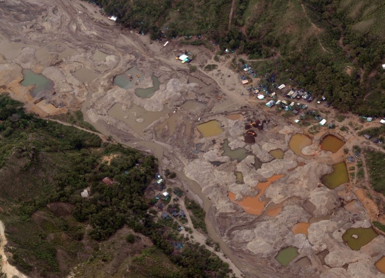 Las investigaciones detectaron una veta de oro sobre el afluente, entre Mercaderes y Bolívar, Cauca, donde evidenciaron el daño ambiental. CORTESÍA POLICÍA