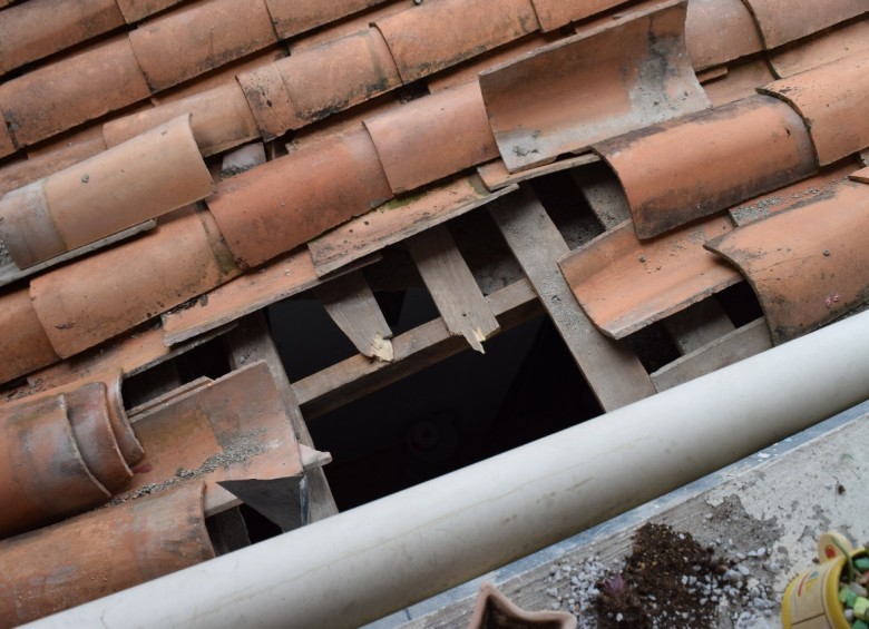 Rompiendo muros y techos robaron un banco en Guatapé