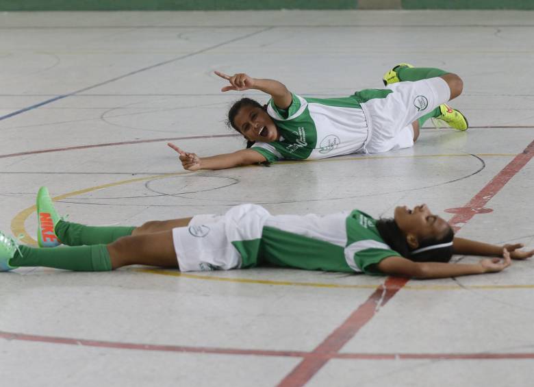 Ana Lorena Ortega y Estefanía González, al final del juego que les dio el título en futsal. Fotos CORTESÍA JUEGOS INTERCOLEGIADOSSUPÉRATE