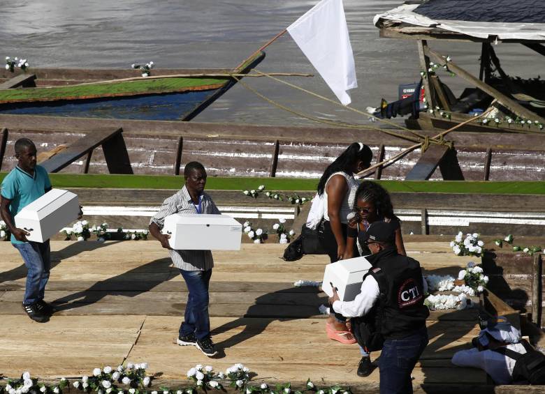 Un grupo de 29 expertos forenses de la Fiscalía fue el encargado de adelantar las tareas de identificación de los restos óseos de las víctimas de Bojayá. La labor inició en 2015. FOTO EFE