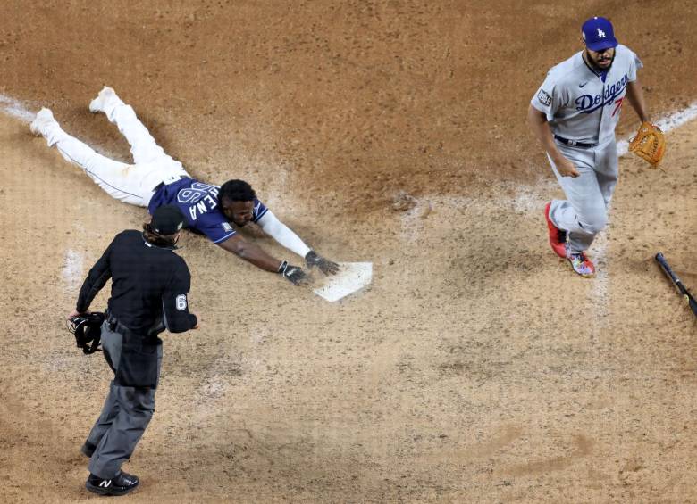 Randy Arozarena se lanza en pos del plato con la octava carrera de los Rays ante el desconsuelo del pitcher Kenley Janses. Foto AFP