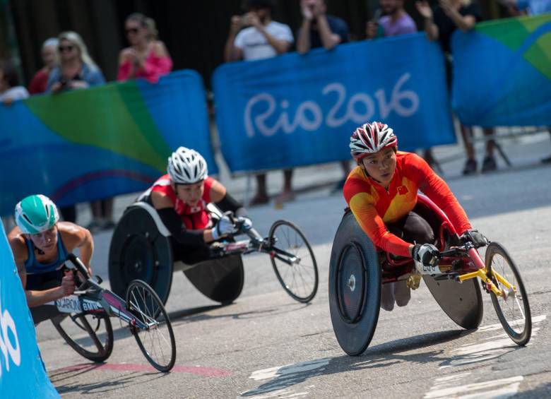 Representantes de China, Estados Unidos y Japón en la maratón femenina en los Paralímpicos de Río. FOTO AP