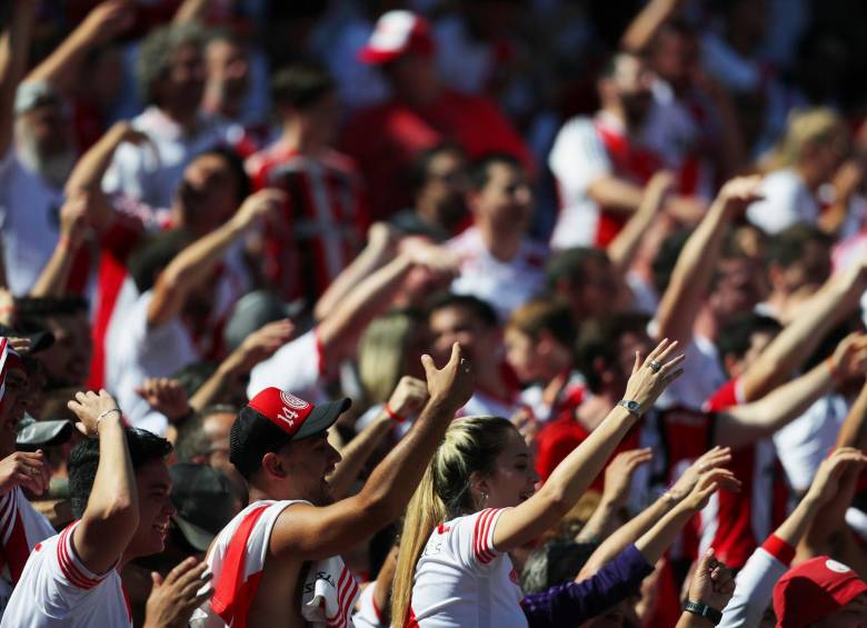 Hinchas del River dentro del Monumental esperan el inicio del partido. FOTO REUTERS 