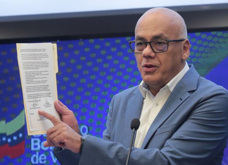 Fotografía cedida este martes por la oficina de prensa del Palacio de Miraflores, en la que se observa al ministro de Comunicación de Venezuela, Jorge Rodríguez, mientras ofrece declaraciones públicas en Caracas. EFE