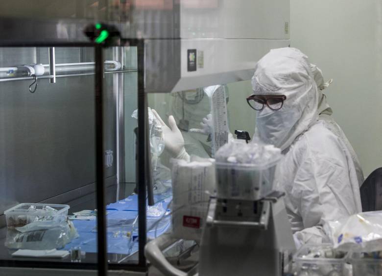Entre los equipos donados hay camillas fijas y portátiles, atriles para cargar sueros, termómetros digitales, sábanas, biombos, mesas, entre otros. Foto: Julio César Herrera Echeverri