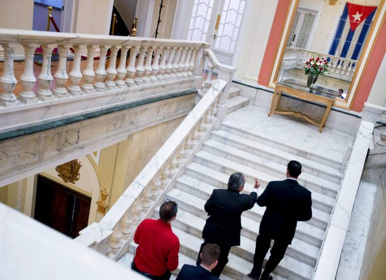La bandera de Cuba volvió a ondear en su sede diplomática de Washington, con una ceremonia solemne que encabezará el canciller cubano, Bruno Rodríguez y a la que asisten más de 500 invitados. FOTO AP