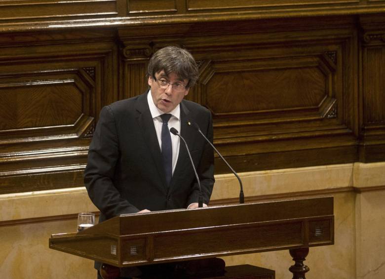 El presidente de la Generalitat, Carles Puigdemont, durante su comparecencia hoy en el Parlament, en la que ha afirmado que asume el “mandato del pueblo” para que “Cataluña se convierta en un estado independiente en forma de república”. FOTO: EFE