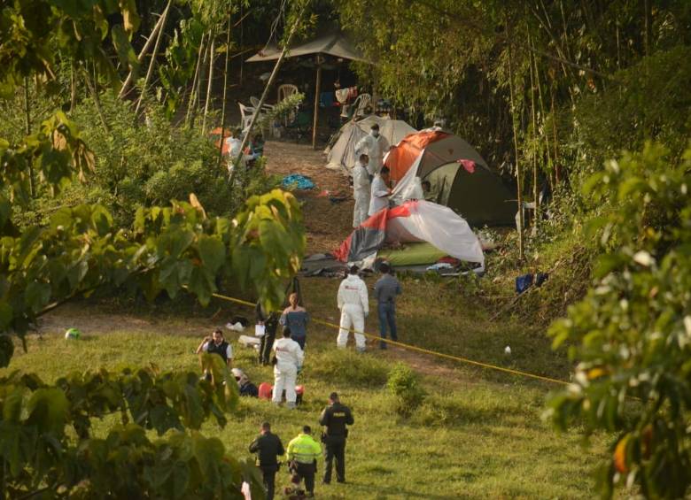 Las autoridades realizan las inspecciones de los cuerpos. FOTO: Cortesía La Patria