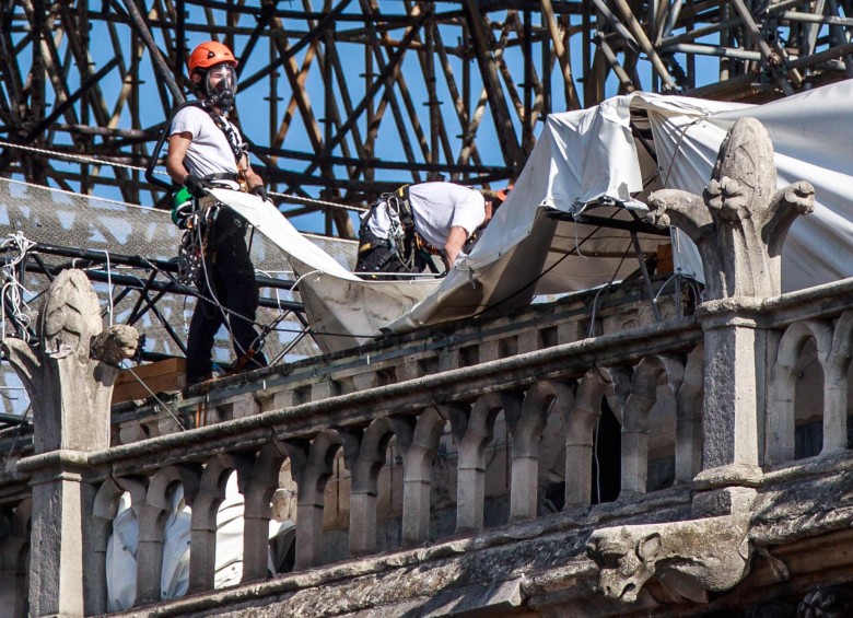 Trabajos de reconstrucción en el techo de Notre Dame. FOTO: EFE