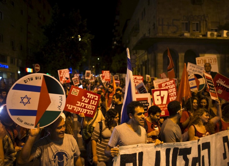Sectores de izquierda israelí han marchado en los últimos días, por Jerusalén y Tel Aviv, pidiendo al gobierno de Netanyahu que dialogue con la contraparte y busque salidas pacíficas. FOTO reuters
