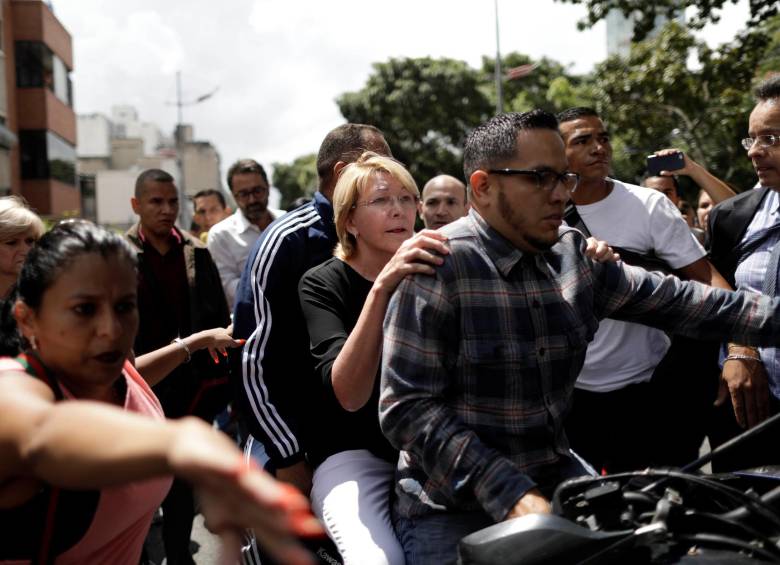 Luisa Ortega tuvo que salir con toda prisa de la que era su oficina en Caracas. FOTO REUTERS