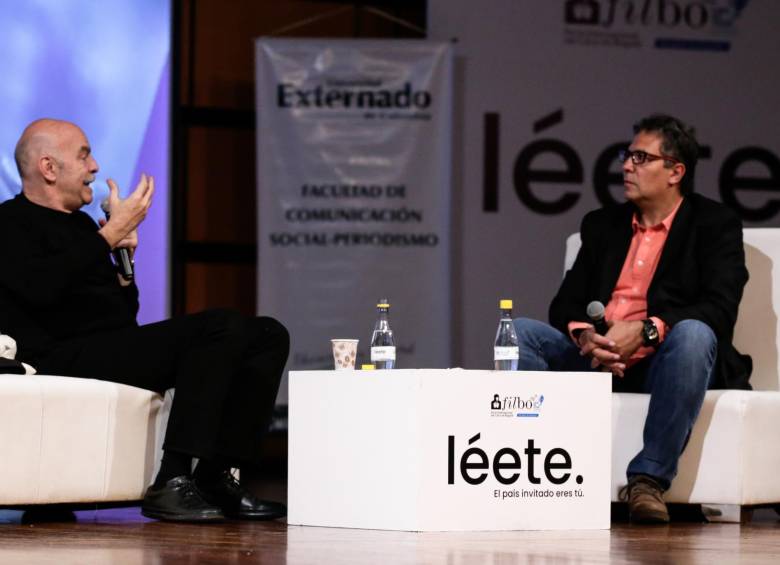 Martín Caparrós y Alberto Salcedo Ramos charlando en la pasada edición de la Feria Internacional de Libro de Bogotá. FOTO COLPRENSA