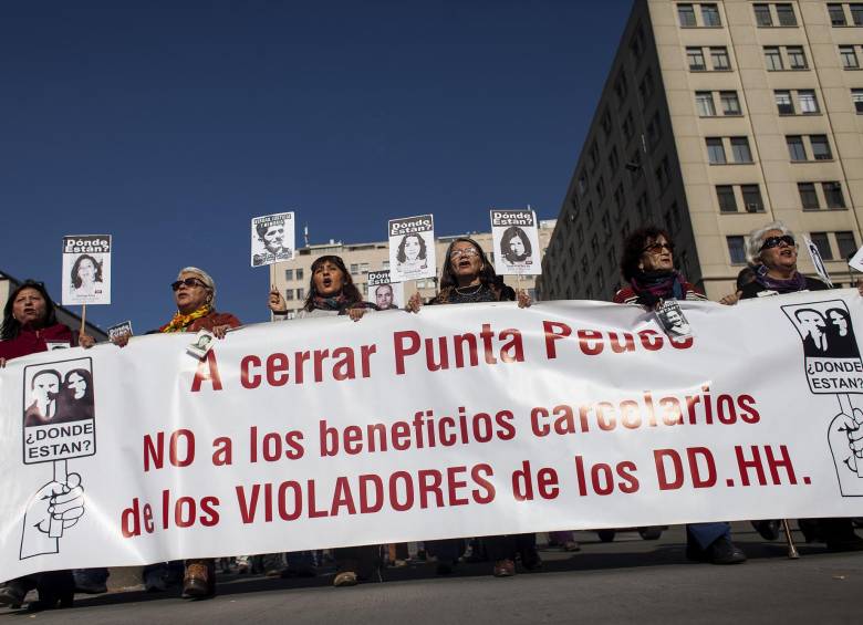 Familiares de las víctimas de la dictadura de Pinochet protestaron contra la iniciativa que contempló darles beneficios a los presos. FOTO Getty