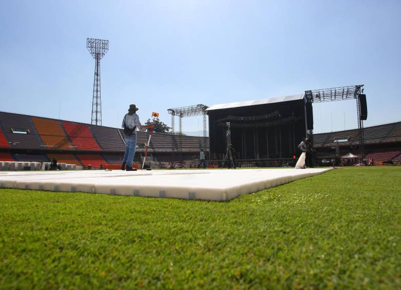 15 mil estibas traslúcidas protegerán la grama del estadio durante el concierto de Guns N’ Roses. FOTO Cortesía Gustavo Tangarife Inder Medellín