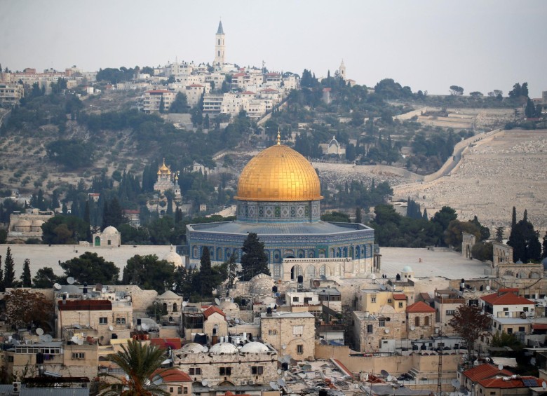 Jerusalén (foto) ha sido durante siglos una ciudad sagrada para los adeptos a tres religiones: cristianismo, judaísmo e islamismo. Una decisión unilateral podría agravar las tensiones. FOTO reuters
