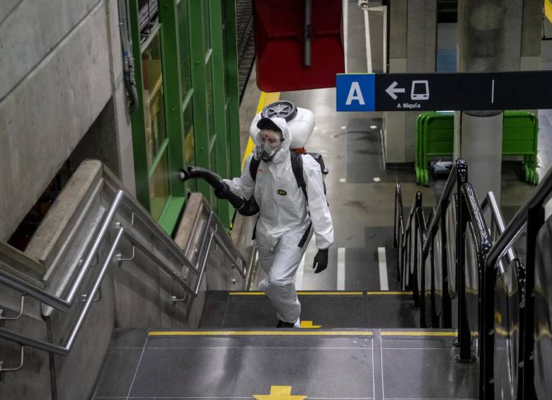En las líneas A y B del metro, se intensificaron las acciones de limpieza y desinfección.