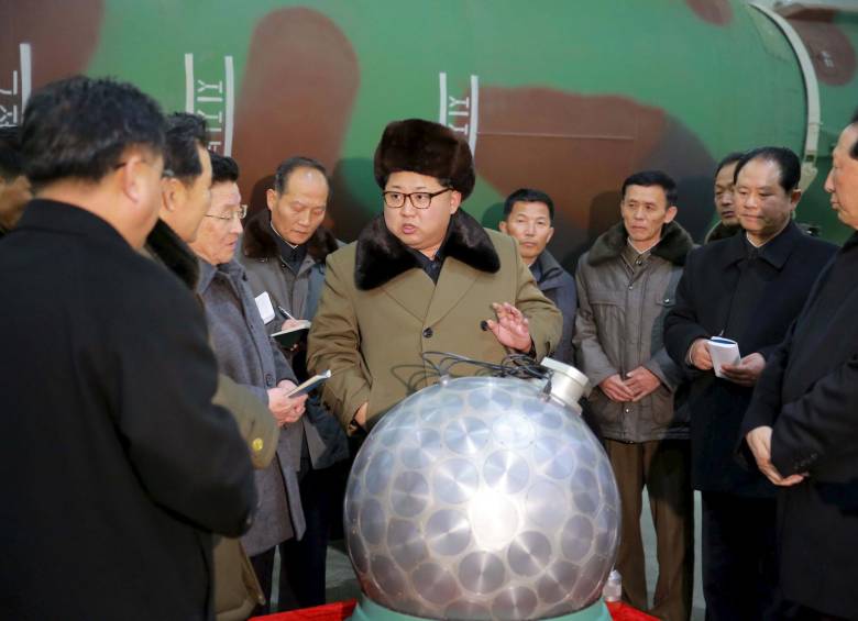 El líder de Corea del Norte, Kim Jong Un, dijo que el país miniaturizó ojivas nucleares para montarlas en misiles balísticos. FOTO REUTERS
