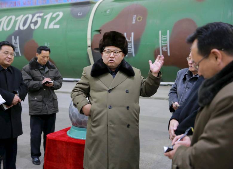 El líder de Corea del Norte, Kim Jong Un, dijo que el país miniaturizó ojivas nucleares para montarlas en misiles balísticos. FOTO REUTERS
