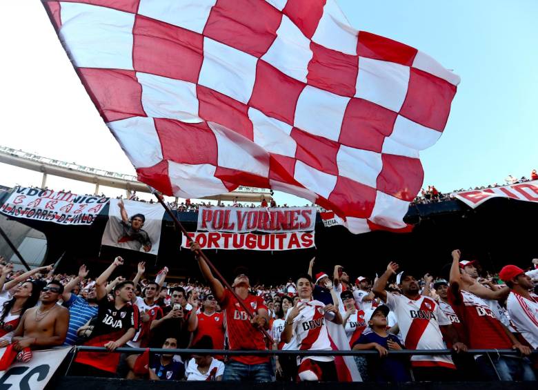 Así fue la espera en el Monumental. FOTO REUTERS