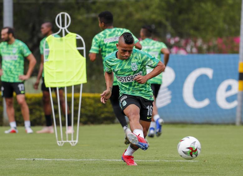 Vladimir Hernández ha mejorado paulatinamente su desempeño y se espera que sea titular para brindar desequilibrio por el interior y por los costados para el equipo verde. FOTO esteban vanegas
