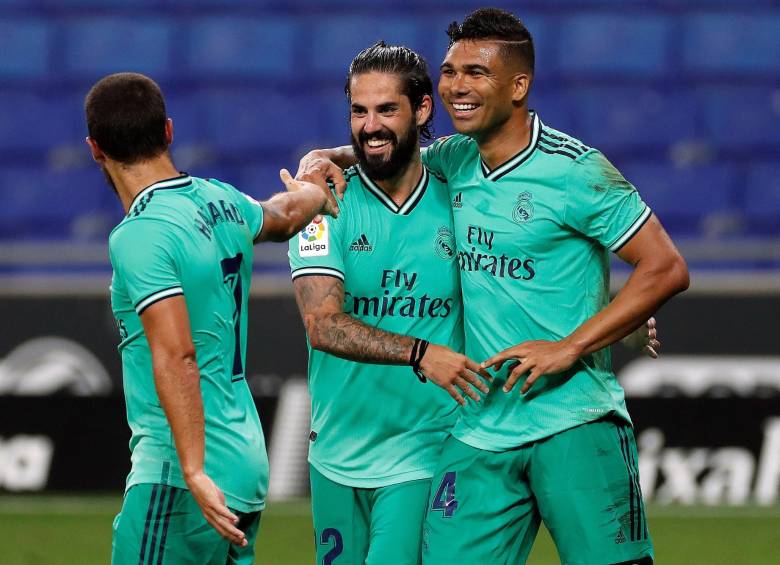 Casemiro celebra el tanto que le permite el triunfo a Real Madrid para mantenerse en la parte alta de la tabla. FOTO EFE