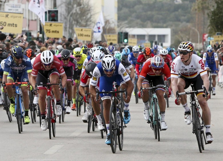 Fernando Gaviria (c) en la Vuelta de Algarve. FOTO EFE