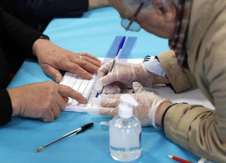Los franceses comenzaron a votar este domingo para elegir a sus autoridades locales en unos comicios que se celebran en un contexto inédito y en medio de medidas sanitarias extraordinarias por el coronavirus. Foto: EFE