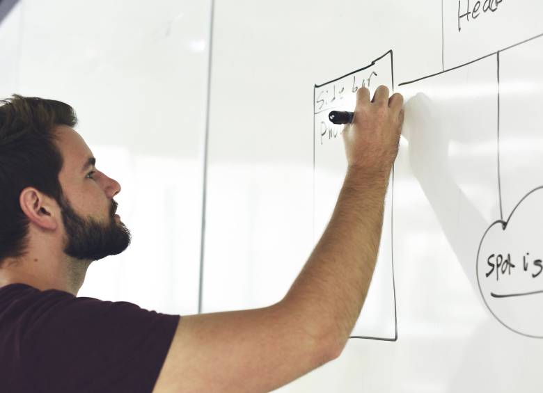 Hacer lluvias de ideas es una de las recomendaciones cuando se requiere solucionar un problema, de lo que trata la creatividad. FOTO: Pixabay