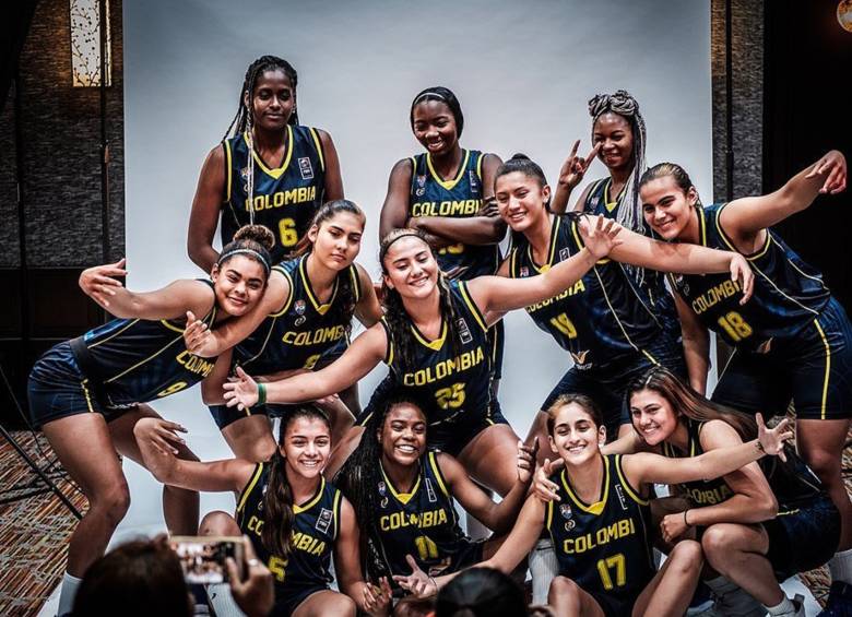 Antes del debut en el maderamen, las colombianas posaron en una sesión de fotos organizada por la Federación Internacional de Baloncesto. FOTO Fecolcesto 