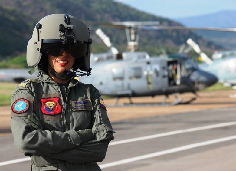 Natalia Rincón Mora está casada con otro integrante de la Fuerza Aérea Colombiana, por el momento no piensa en tener hijos, lo que quiere es seguir avanzando en su carrera. Ahora es aerotécnica y artillera de helicópteros como el Bell Huey. FOTO Fuerza Aérea