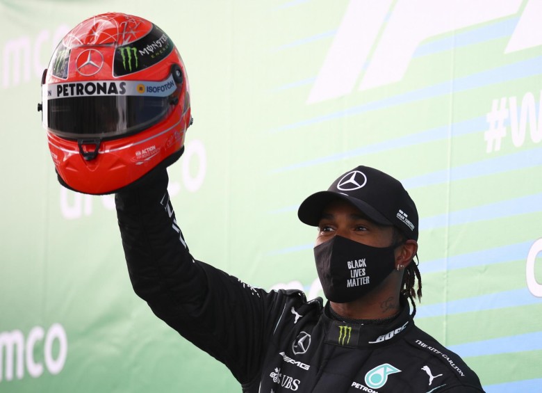 Lewis Hamilton muestra el casco de Michael Schumacher. FOTO EFE