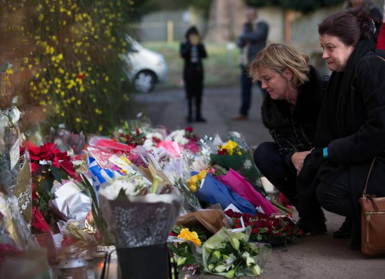 Afuera de la casa de George Michael, los fanáticos lloran su muerte. FOTO AFP