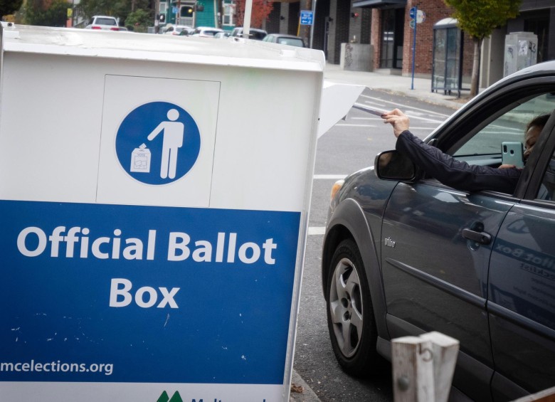 En Portland, Oregon, los votantes pudieron depositar el tarjetón incluso desde sus vehículos. FOTO EFE