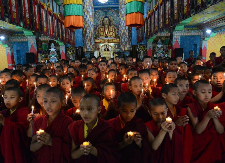 Con más de 2.400 muertos, el terremoto de Nepal llena de luto a varios países. Y cada cultura enfrenta su duelo de acuerdo con su tradición. En la foto, monjes budistas novatos nepalenses del monasterio Tergar, en India, ofrecen oraciones por las víctimas. FOTO AFP