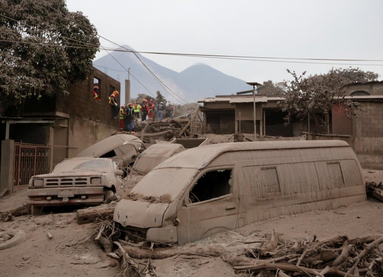 Los flujos de lodo provocados por la erupción se llevaron todo lo que encontraron a su paso. Foto reuters