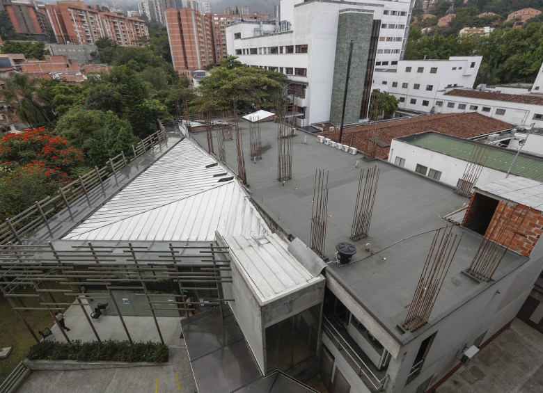 Desde esta semana Envigado empezó a construir en su hospital público ESE Manuel Uribe Ángel, una nueva torre hospitalaria con 60 habitaciones para 120 camas. FOTO MANUEL SALDARRIAGA