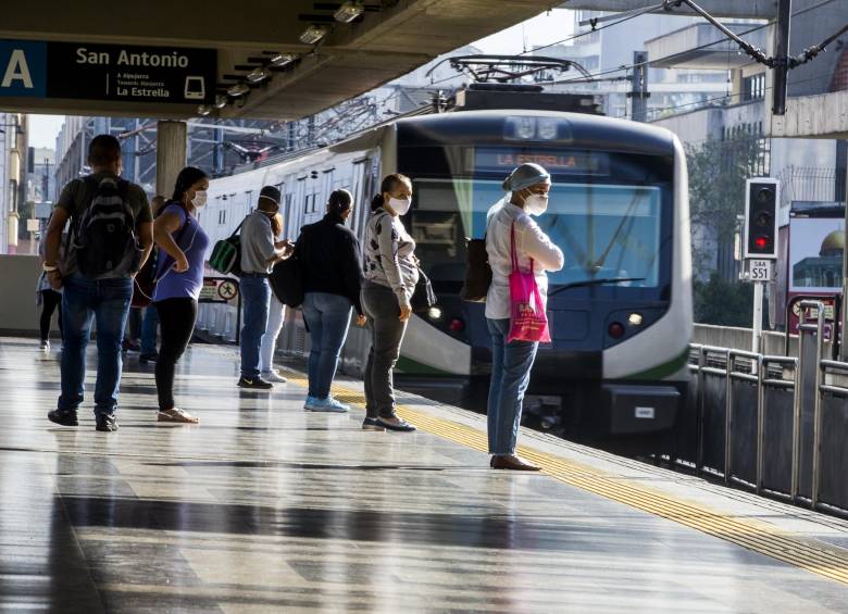 El Metro recordó a todos sus usuarios las medidas del autocuidado: distanciamiento físico, uso permanente de tapabocas y lavado frecuente de manos. FOTO JULIO CÉSAR HERRERA