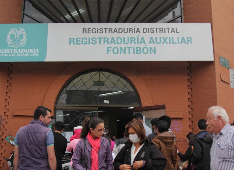 Largas filas fueron el común denominados en los últimos días de inscripción de cédulas en todas las sedes de la Registraduría en el país. El fin de semana hubo horario extendido. FOTO colprensa
