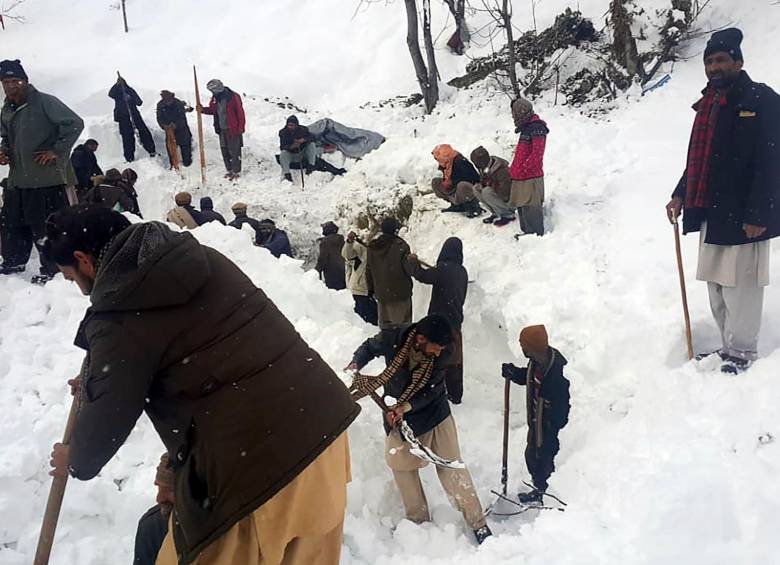 Pakistaníes buscan desaparecidos en la avalancha que se presentó a comienzos de la semana. FOTO AFP
