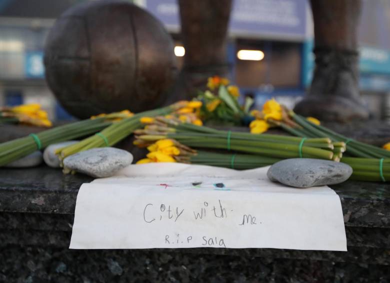 Tributo a Emiliano Sala, fallecido en un accidente aereo. Foto: Reuters