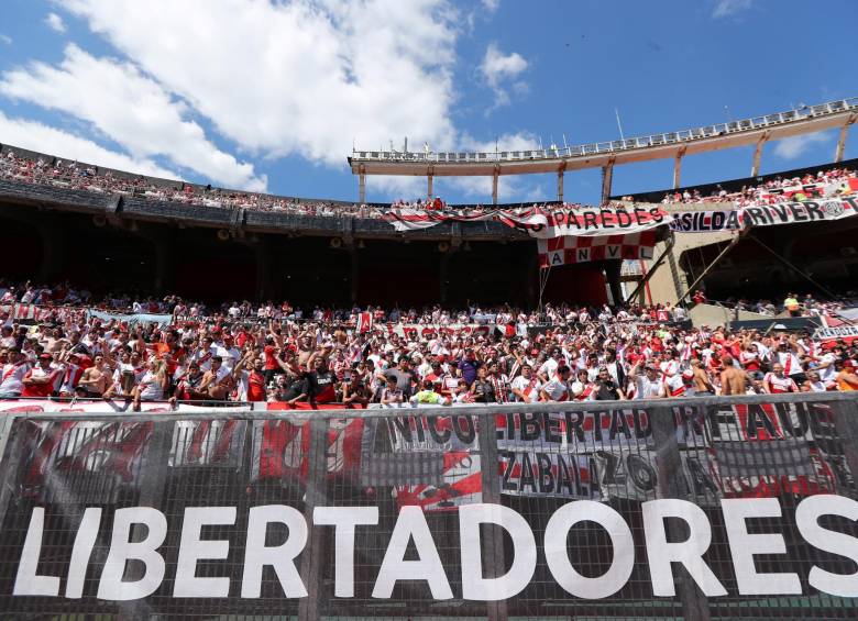 Hinchas del River dentro del Monumental esperan el inicio del partido. FOTO REUTERS