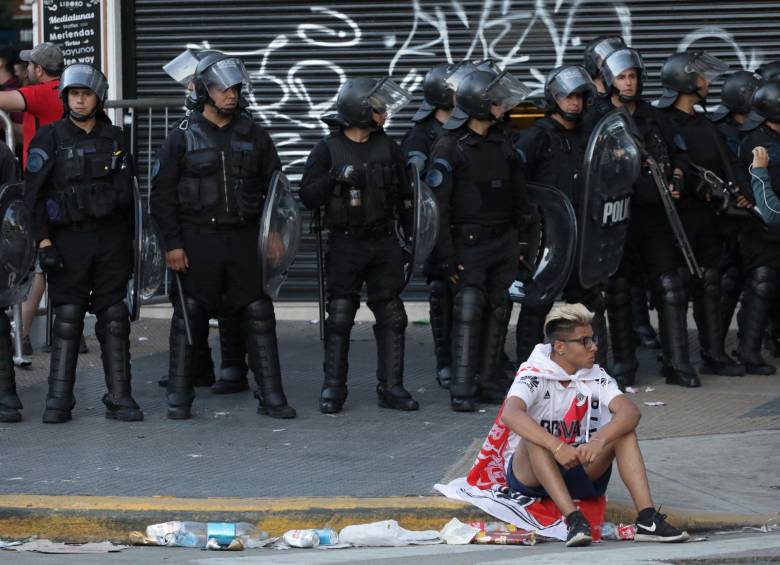 Por sobrecupo en el estadio, muchos hinchas se quedaron por fuera. Eso también causó molestias con las autoridades. FOTO REUTERS