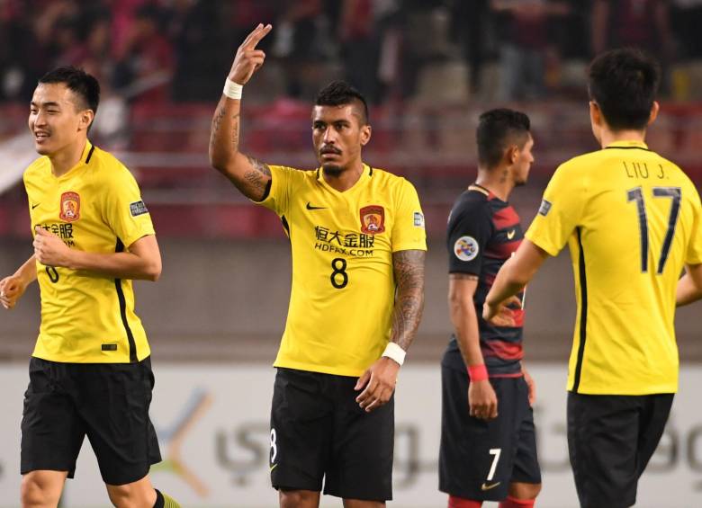Paulinho (centro) llegará el jueves a reconocimiento médico en Barcelona. FOTO AFP
