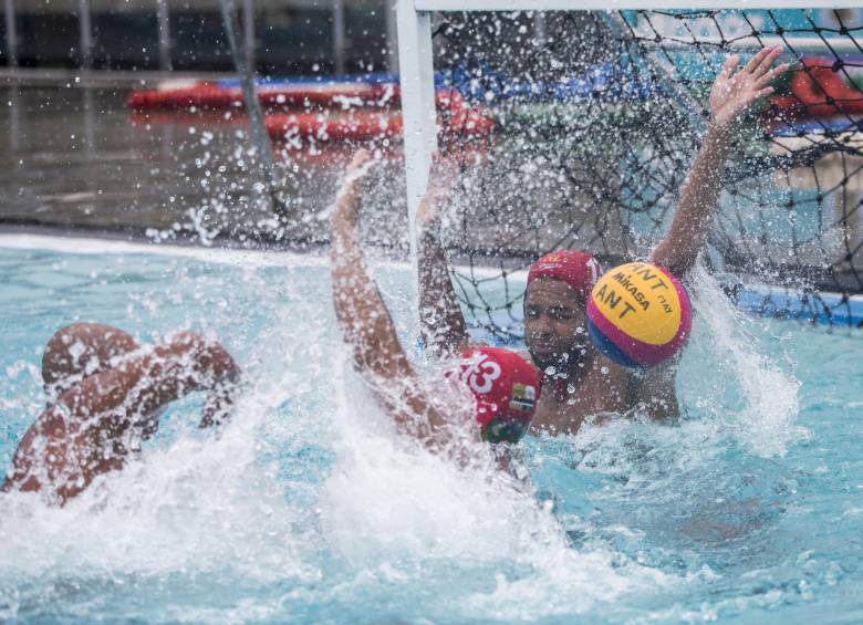 Juan Camilo, defendiendo su arco, durante un entrenamiento en la piscina olímpica del complejo acuático. FOTO Santiago mesa
