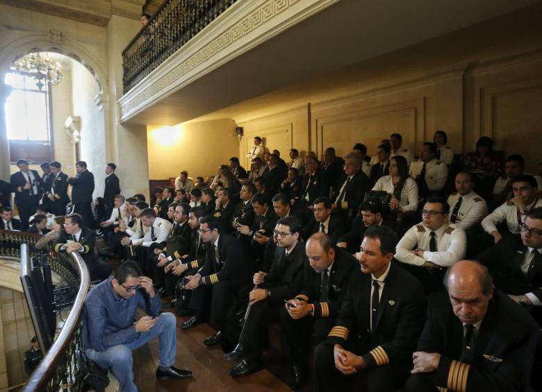 Los pilotos en paro estuvieron este miércoles en el Congreso. FOTO COLPRENSA
