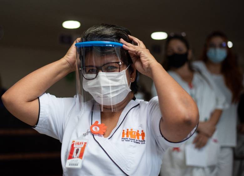 Así son los escudos faciales que fueron entregados en el Hospital General de Medellín. FOTO CORTESÍA ALCALDÍA DE MEDELLÍN