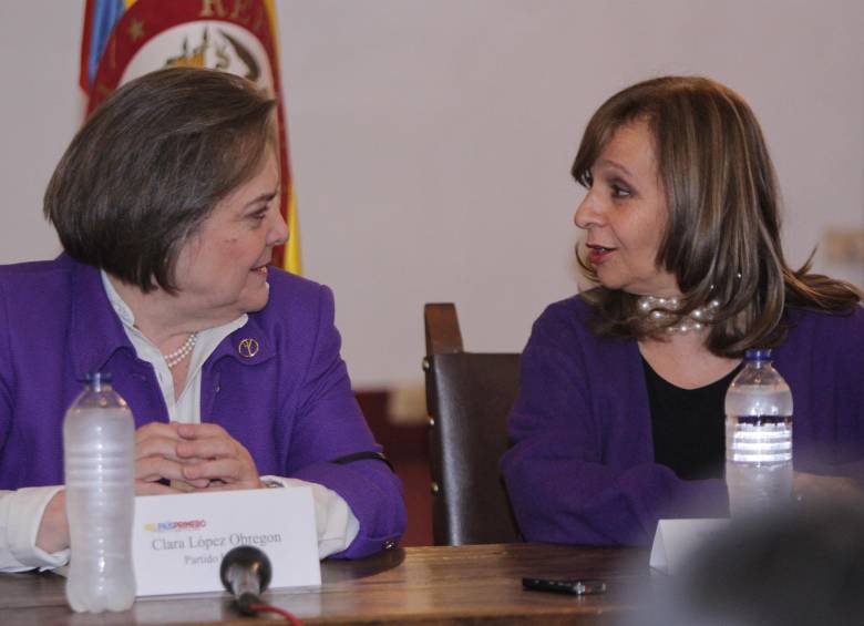 Clara López, fórmula vicepresidencial de Humberto de la Calle, y Ángela María Robledo, de Gustavo Petro, se tomaron un café con miras a una posible coalición. FOTO colprensa