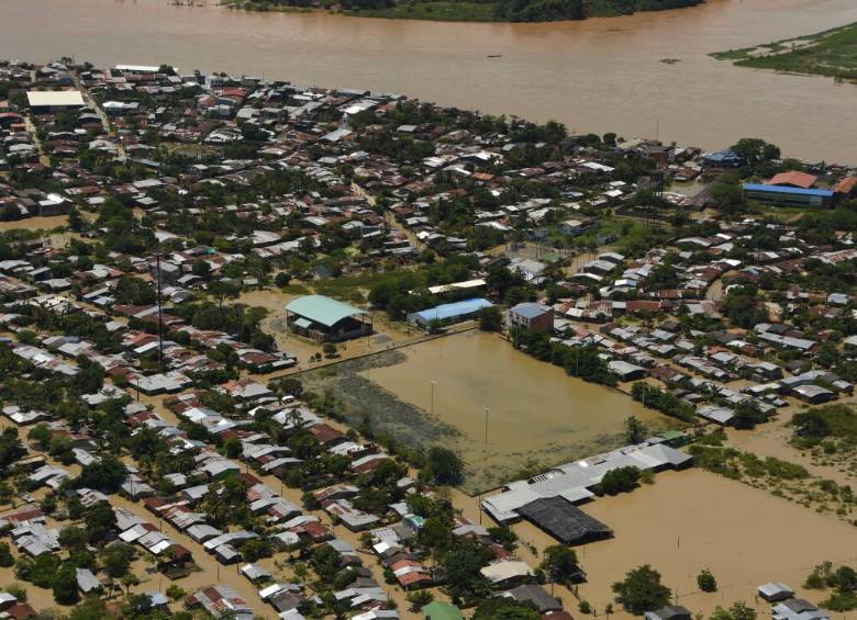 Como se ve todo el casco urbano de Nechí está bajo el agua por la creciente del Cauca. FOTO cortesía gobernación de antioquia